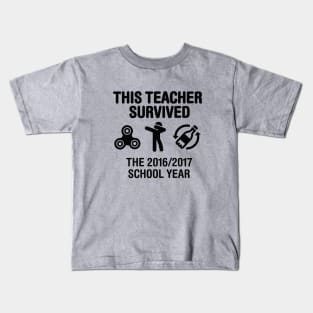 This teacher survived school year 2016 - 2017 (black) Kids T-Shirt